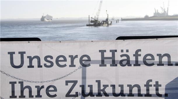 Cuxhaven baut Offshore-Industrie-Zentrum für Windkraft aus Cuxhaven Rammschlag Liegeplätze 5-/ in CuxhavenOlaf Lies , Stafan Wenzel, Uwe Santjer und Holger Banik