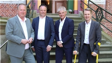Cuxhavens Oberbürgermeister Uwe Santjer mit seinen Kollegen (von links) Claudio Griese (Hameln), Frank Klingebiel (Salzgitter) und dem Hauptgeschäftsführer des Niedersächsischen Städtetags, Jan Arning. 