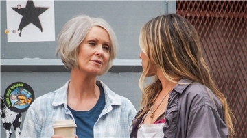 Cynthia Nixon und Schauspielkollegin Sarah Jessica Parker während der Dreharbeiten zu „And Just Like That“.