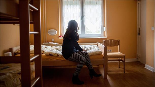 Da es zu wenig bezahlbaren Wohnraum gibt, müssen viele Frauen lange in den Frauenhäusern bleiben.