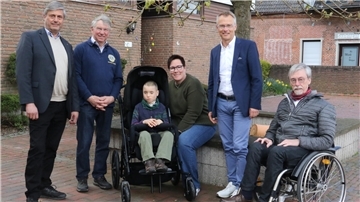 Da freuen sich Richard und Kerstin Held. Im neuen Buggy kann Richard auch mit auf Reisen gehen.