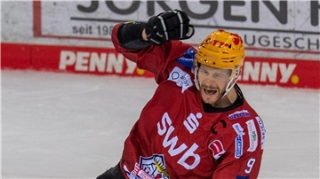 Da freut sich der Jan Urbas von den Fischtown Pinguins. Die DEL-Mannschaft ist eines der Bremerhavener Aushängeschilder im Tourismus. Das Foto entstand nach einem Tor im Spiel gegen die Kölner Haie in der Eisarena.