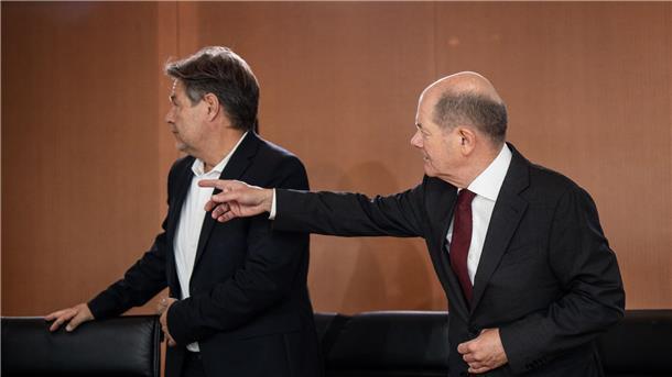 Kabinett erleichtert Geflüchteten die Arbeitsaufnahme Da geht es lang: Olaf Scholz und Robert Habeck vor Beginn der Sitzung des Bundeskabinetts im Kanzleramt.
