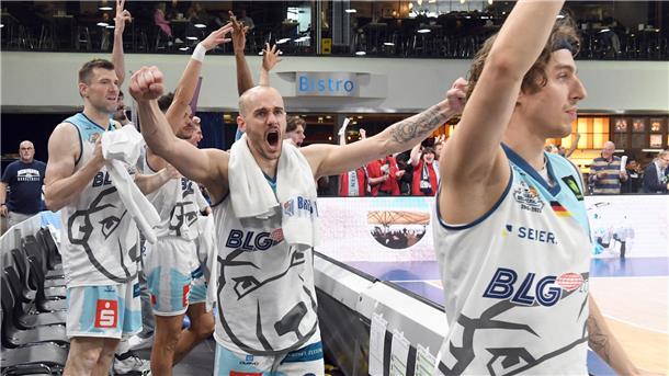 Da jubelt die Eisbären-Bank mit (von links) Robert Oehle, Simon Krajcovic und Lennard Larysz. Gegen die Gladiators Trier hatte es am Sonntag lange nach einer Heimniederlage ausgesehen