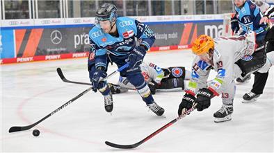 Da kann sich Pinguins-Stürmer Ziga Jeglic strecken wie er will, er kommt nicht mehr hinterher. Im ersten Drittel wurden die Pinguins in Ingolstadt eiskalt ausgekontert.