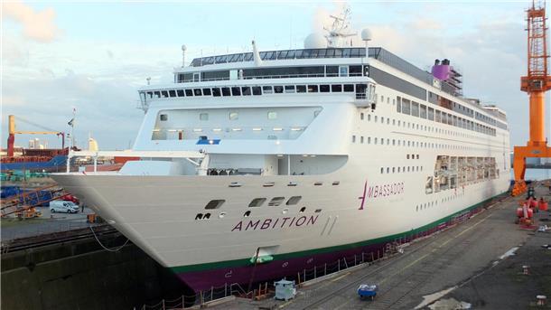 Da lag die „Ambition“ noch im Trockendock der Lloyd Werft. Mittlerweile hat das Kreuzfahrtschiff, das in Bremerhaven überholt wurde, wieder Wasser unterm Kiel. Am 7. Mai geht es dann zur Taufe nach Newcastle. 