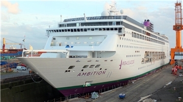 Da lag die „Ambition“ noch im Trockendock der Lloyd Werft. Mittlerweile hat das Kreuzfahrtschiff, das in Bremerhaven überholt wurde, wieder Wasser unterm Kiel. Am 7. Mai geht es dann zur Taufe nach Newcastle. 
