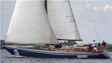 Da segelte sie noch oben: Die „Sharki“ ist in der Nacht zu Mittwoch vor Cuxhaven gesunken ein Schock für Kapitän Cezary Wolski und seine Crew. Ob das Schiff zu retten ist, wissen sie noch nicht.