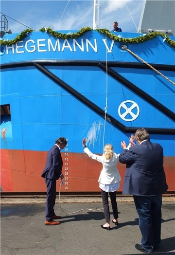 Da spritzt der Sekt: Der Bagger „Hegemann V“ wurde von Heike Ahrens-Kulenkampff im Fischereihafen getauft.