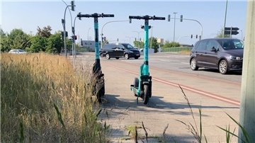 Elektro-Roller an der Straße