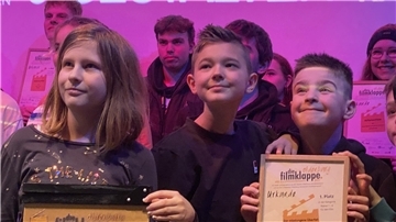Da strahlen die ehemaligen Viertklässlerinnen und Viertklässler der Südschule. Ihr Film „Der misslungene Überfall“ hat den Regionalwettbewerb der Filmklappe Niedersachsen gewonnen.