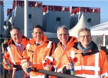 Da strahlen sie (von links): Cuxhavens Oberbürgermeister Uwe Santjer, Niedersachsens Wirtschaftsminister Olaf Lies, Staatssekretär Stefan Wenzel und NPorts-Chef Holger Banik.