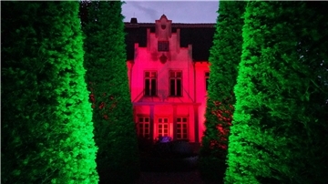 Da strahlt die Villa: Die Künstlergruppe „Das Letzte Kleinod“ hat das Allmers-Haus in Rechtenfleth im Frühsommer anlässlich ihrer Hommage zum 200. Geburtstag des Marschendichters zum Leben erweckt.