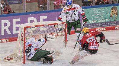 Da war die Welt für die Pinguins noch in Ordnung: Augsburgs Goalie Strauss Mann ließ einen eigentlich harmlosen Schlenzer von Christian Wejse ins Tor flutschen.