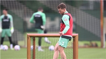 Da war er noch fit: Mitchell Weiser beim Werder-Trainingsauftakt.