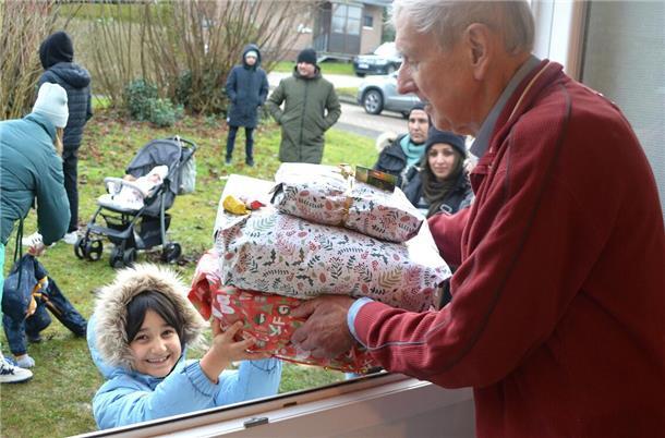 Das wird schwer, auf den Heiligen Abend zu warten: Die siebenjährige Mina strahlt über das ganze Gesicht, als Wolfgang Liedtke ihr die Präsente für sie und ihre Familie in die Arme legt.