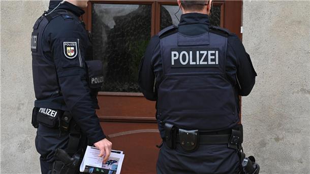 Dabei gehen Einsatzkräfte auch von Haustür zu Haustür.