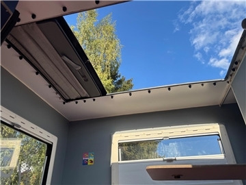 Dachluken ermöglichen einen offenen Blick in den Himmel und sorgen für Licht im ...