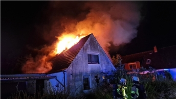 Dachstuhlbrand in Bremerhaven: Neben zahlreichen Einsätzen in vollgelaufenen Kellern musste die Feuerwehr auch ein brennendes Haus löschen.
