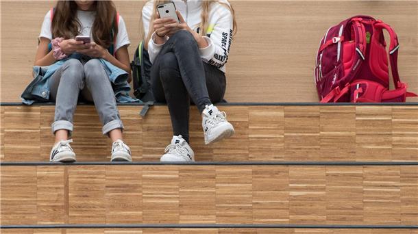 Daddeln in der Pause – Bewegung und Gespräche kommen da zu kurz, warnen Experten. (Symbolbild)