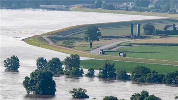 Bange Stunden an der Donau - Weitere Tote in Bayern entdeckt Dämme schützen vor dem Hochwasser der Donau.