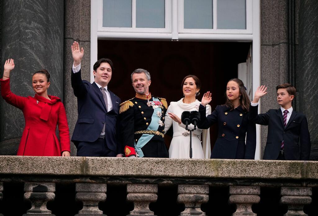 Königlicher Kuss: Frederik X. neuer König von Dänemark Dänemarks König Frederik X. und Königin Mary sowie ihre Kinder Prinzessin Josephine (l-r), Kronprinz Christian, Prinzessin Isabella und Prinz Vincent winken nach der Proklamation im Schloss Christiansborg.