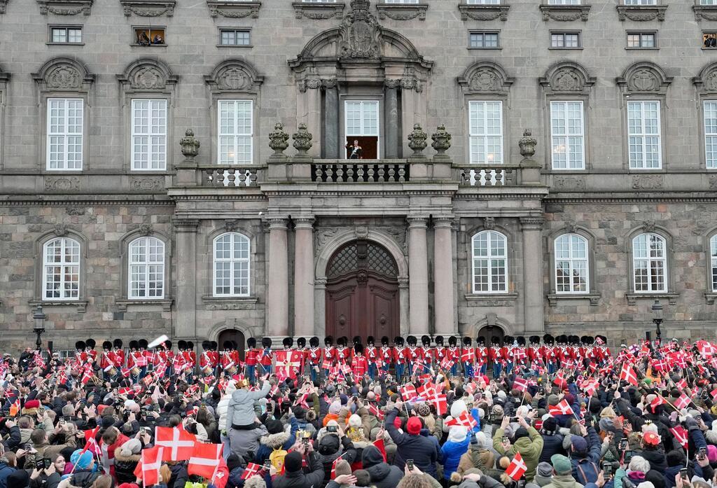 Königlicher Kuss: Frederik X. neuer König von Dänemark Dänemarks König Frederik X. winkt vom Balkon des Schlosses Christiansborg.