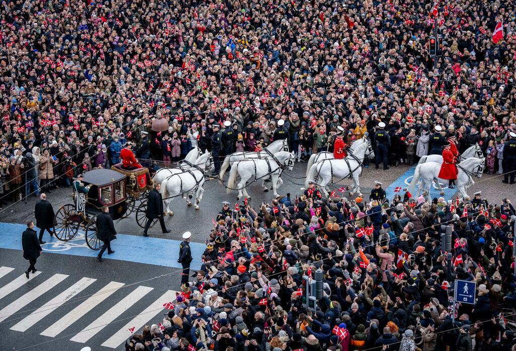 Königlicher Kuss: Frederik X. neuer König von Dänemark Dänemarks Königin Margrethe II. auf dem Weg zum Schloss Christiansborg.