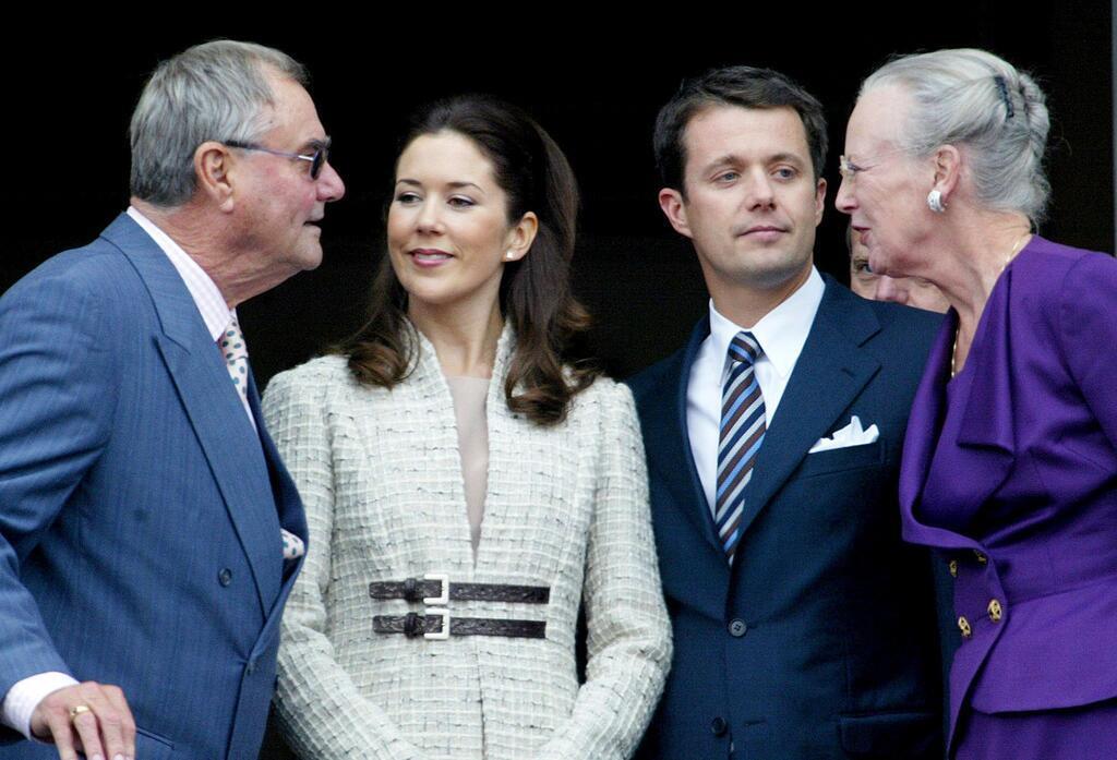Königlicher Kuss: Frederik X. neuer König von Dänemark Dänemarks Kronprinz Frederik (M, r) und seine Verlobte Mary Donaldson (M, l), sprechen mit Königin Margrethe II. (r) und Prinz Henrik.