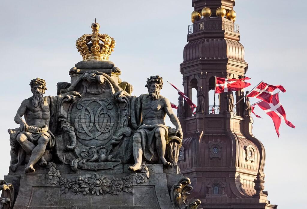 Königlicher Kuss: Frederik X. neuer König von Dänemark Dänische Flaggen wehen am Schloss Christiansborg. Vom Balkon des Schlosses wird Frederik X. am Nachmittag zum König proklamiert.