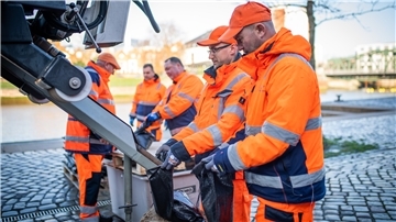 Die Entsorgungsbetriebe Bremerhaven (EBB) stellen ihr eigens für den Hochwasserschutz entwickeltes Befüllsystem für Sandsäcke vor. 