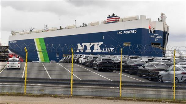 Ein Autotransporter i m Hafen.