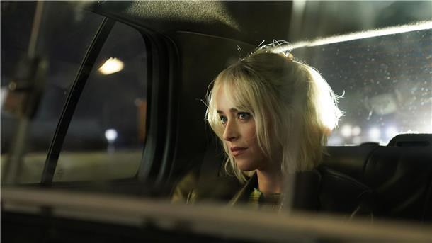Dakota Johnson als Girlie in einer Szene des Kinofilms „Daddio - Eine Nacht in New York“.