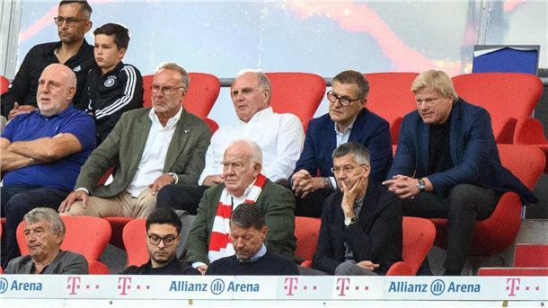 Kahn denkt an Rückkehr: „Next Step“ Bordeaux? Damals noch gemeinsam auf der Tribüne: Uli Hoeneß (3.v.l.) und Oliver Kahn (r).