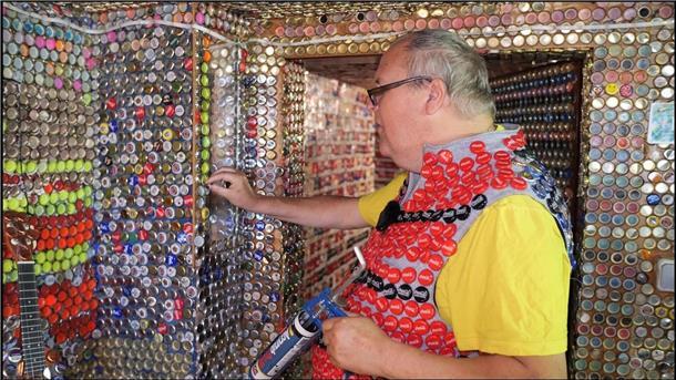 Frührentner schmückt sein Haus mit 130.000 Kronkorken Damals pflegte Zeidler seine demenzkranke Mutter.