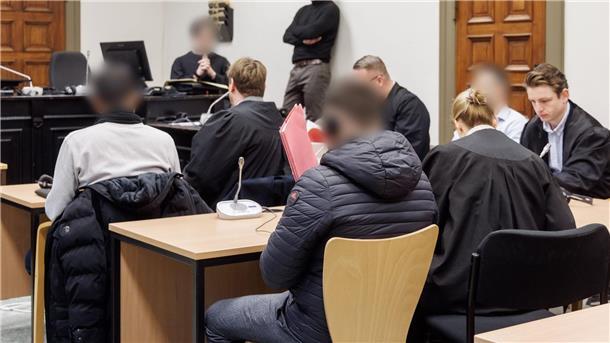 Mann wegen Geldwäsche von fast 43 Millionen Euro vor Gericht Damit das Geld aus den Drogengeschäften anderer vor der Polizei sicher ist, haben ein 39-Jähriger und seine Familie mutmaßlich fast 43 Millionen Euro nach Polen transportieren lassen.