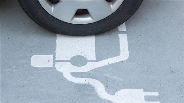 Damit der weitere Ausbau der Elektromobilität in Deutschland gelingt, braucht es unbedingt eine verlässliche Ladeinfrastruktur, sagt Autohändler Wolf Warncke.