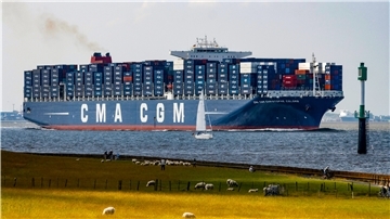 Damit die Containerriesen die Elbe besser befahren können, wird der Strom derzeit zum 9. Mal vertieft. Im Foto die Elbmündung bei Altenbruch, wo die Fahrrinne kaum 150 Meter vom Ufer entfernt ist.