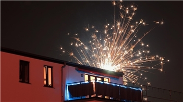 Damit Feuerwerkskörper keine Schäden im Haus anrichten können, sollten Fenster und Türen in der Silvesternacht geschlossen bleiben. 