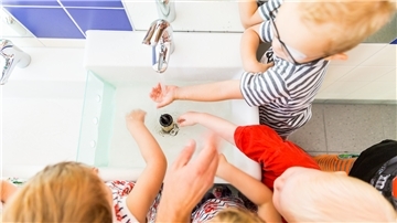 Damit ihnen der Schuleinstieg besser gelingt, sollen Kinder mit Sprachproblemen ein Jahr vor der Einschulung gefördert werden. Gerade bei Kindern, die nicht in einer Kita untergebracht sind, ist der Förderbedarf groß.