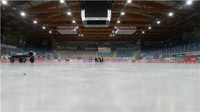 Damit in der Eisarena an der beschädigten Leitung gearbeitet werden konnte, musste zunächst das Eis weg. Nun soll es langsam wieder losgehen.