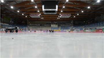 Damit in der Eisarena an der beschädigten Leitung gearbeitet werden konnte, musste zunächst das Eis weg. Nun soll es langsam wieder losgehen.