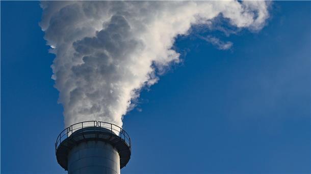 Kritik an Habecks Plänen zur CO2-Speicherung unter Nordsee Dampf und Abgase kommen aus einem Schornstein einer Fabrik.