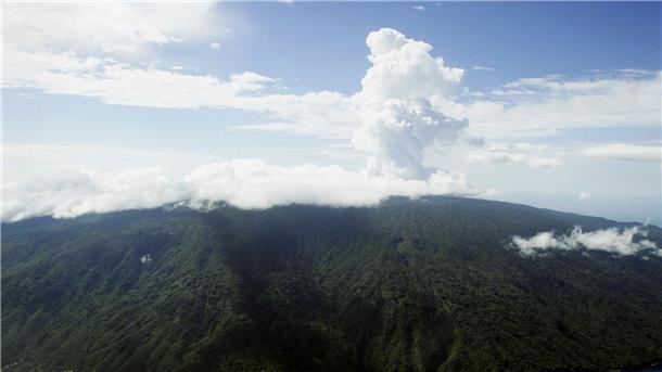 Dampfschwaden auf der Insel Ambae, die zur Inselkette von Vanuatu gehört. Ein starkes Erdbeben erschüttert den Südpazifik.