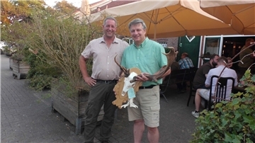 Damwildhegeleiter Edgar Jagels (links) und André Mahlstedt präsentieren eine ungewöhnliche Trophäe, das Geweih eines elf Jahre alten Damhirsches. 