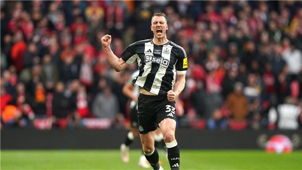 Newcastle gewinnt Ligapokal-Finale gegen Liverpool Dan Burn bejubelt seinen Treffer zum 1:0 für Newcastle United. Der Ligapokal-Gewinn ist der erste nationale Titelerfolg des Clubs seit 70 Jahren.