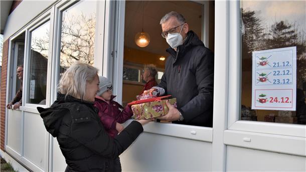 Geschenke-Ausgabe durchs geöffnete Fenster im Evangelischen Gemeindezentrum Bederkesa.