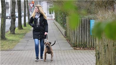 Dana Kuhr und ihr gestromter Mischling Spencer haben sich bei einem Spaziergang in Bremerhavens Süden kennengelernt.