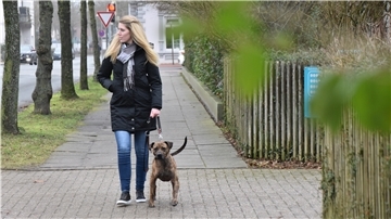 Dana Kuhr und ihr gestromter Mischling Spencer haben sich bei einem Spaziergang in Bremerhavens Süden kennengelernt.
