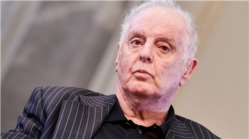 Daniel Barenboim, damaliger Generalmusikdirektor der Staatskapelle Berlin und der Berliner Staatsoper, ist gesundheitlich angeschlagen.